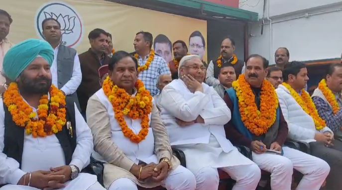 लोस चुनाव से पहले कांग्रेस को लगा झटका, इस बड़े नेता ने सैकड़ों कार्यकर्ताओं के साथ ली BJP की सदस्यता 2024 Lok Sabha elections